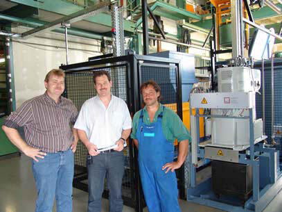 Ulrich Ritter (li), Technischer Berater im Außendienst bei MKR, Peter Steiner (mi), Fertigungsleiter, und Wolfgang Schwaier, Abteilungsleiter Waschen und Späneaufbereitung bei Berger, sind mit ihrer MKR 8000 T voll zufrieden. 