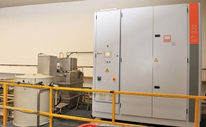 Für die Aufbereitung der in den Reinigungsbädern verwendeten wässrigen Emulsionen setzt die Geberit Mapress GmbH auf einen ET 320-Verdampfer von MKR Metzger GmbH, macht damit aus Prozesswässern wieder verwertbares Reinwasser.
Foto: MKR Metzger GmbH 