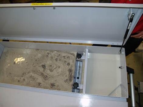 Wie neu: Durch das Koaleszenzverfahren wirkungsvoll aufbereiteter KSS (re.).