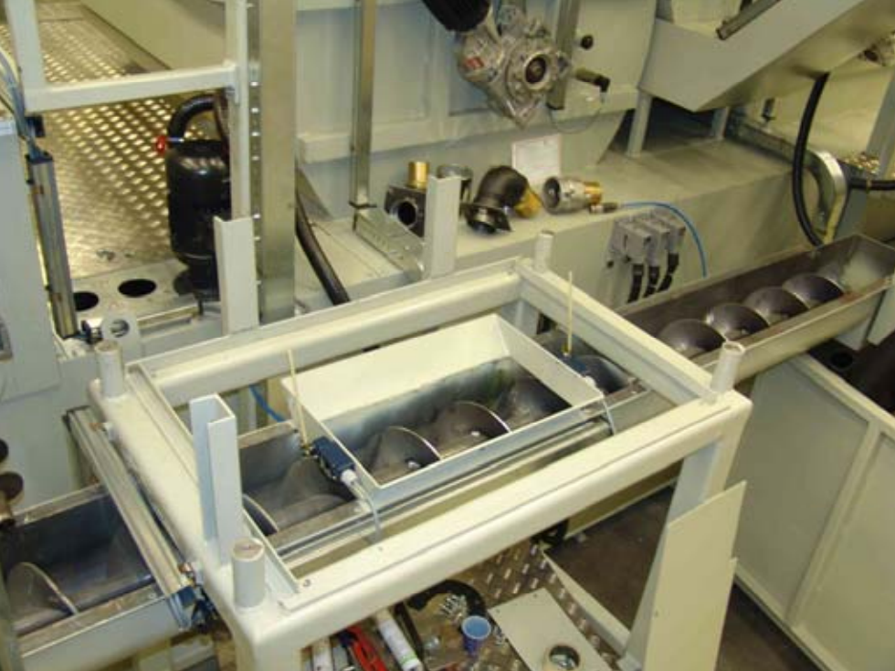 Der „Landeplatz” an der Anlage 2: Hier lässt sich gut die Transportschnecke erkennen, die den trockenen Schleischlamm in den Kübel befördert. 